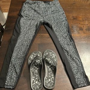 Flip flops with leggings as a set, black with white splatter pain spots